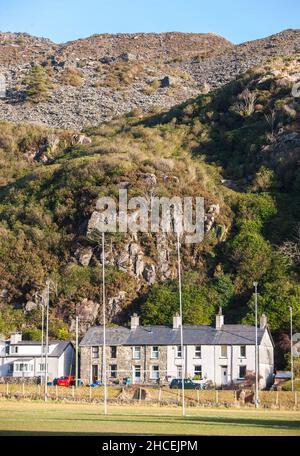 Terrassiert, Häuser, Gehäuse, Eigentum, Unterkunft, Haus, in, Rugby, Beiträge, Stellplatz, AT, Bro Ffestiniog, Rugby Club, in, Blaenau Ffestiniog, ist, a, Stadt, in, Gwynedd, Wales. Einst ein Schieferbergbau-Zentrum, es verlässt sich jetzt viel auf Touristen, zum Beispiel auf die Ffestiniog Eisenbahn gezogen, und, Llechd, Wedd und Slow World Sehenswürdigkeiten, die Entwicklung der Tiefseeid. 12.000 Aber mit dem Rückgang der Nachfrage nach Schiefer fiel. Stockfoto