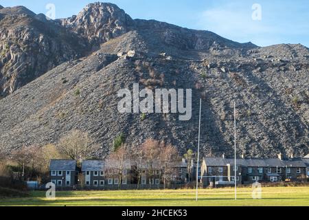 Rugby, Rugby, Pfosten, Pitch, AT, Bro Ffestiniog, Rugby Club, in, Blaenau Ffestiniog, ist, a, Stadt, in, Gwynedd, Wales. Einst ein Schieferbergbau-Zentrum, es verlässt sich jetzt viel auf Touristen, zum Beispiel auf die Ffestiniog Railway gezogen, und, Llechwedd Slate Caverns, und, Zip World, und Tiefbergwerk, erreicht die touristische Attraktionen in 12.000. Aber mit dem Rückgang der Nachfrage nach Schiefer fiel. Stockfoto