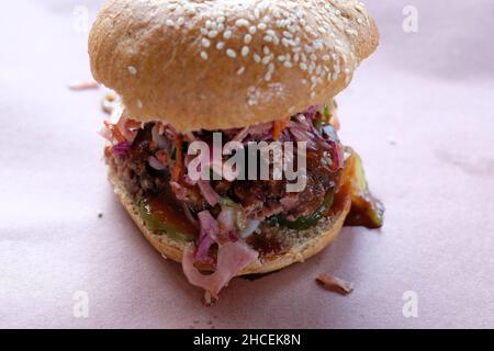 Nahaufnahme eines leckeren Burgers mit gehacktem Gemüse und gebratenem Rindfleisch Stockfoto