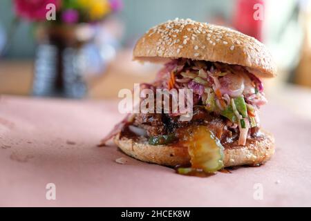 Nahaufnahme eines leckeren Burgers mit gehacktem Gemüse und gebratenem Rindfleisch Stockfoto