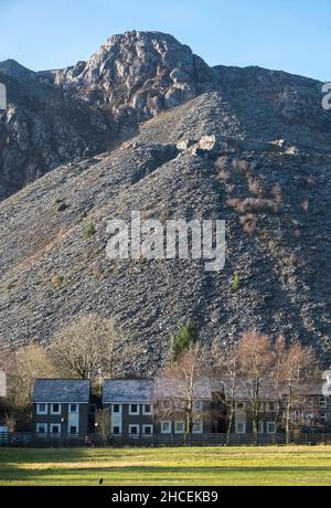 Terrassiert, Häuser, Gehäuse, Eigentum, Unterkunft, Haus, in, Rugby, Beiträge, Stellplatz, AT, Bro Ffestiniog, Rugby Club, in, Blaenau Ffestiniog, ist, a, Stadt, in, Gwynedd, Wales. Einst ein Schieferbergbau-Zentrum, es verlässt sich jetzt viel auf Touristen, zum Beispiel auf die Ffestiniog Eisenbahn gezogen, und, Llechd, Wedd und Slow World Sehenswürdigkeiten, die Entwicklung der Tiefseeid. 12.000 Aber mit dem Rückgang der Nachfrage nach Schiefer fiel. Stockfoto