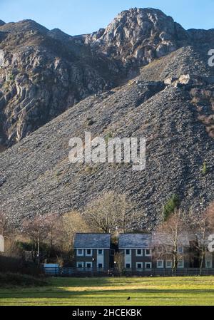 Terrassiert, Häuser, Gehäuse, Eigentum, Unterkunft, Haus, in, Rugby, Beiträge, Stellplatz, AT, Bro Ffestiniog, Rugby Club, in, Blaenau Ffestiniog, ist, a, Stadt, in, Gwynedd, Wales. Einst ein Schieferbergbau-Zentrum, es verlässt sich jetzt viel auf Touristen, zum Beispiel auf die Ffestiniog Eisenbahn gezogen, und, Llechd, Wedd und Slow World Sehenswürdigkeiten, die Entwicklung der Tiefseeid. 12.000 Aber mit dem Rückgang der Nachfrage nach Schiefer fiel. Stockfoto