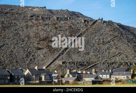 Terrassiert, Häuser, Gehäuse, Eigentum, Unterkunft, Haus, in, Rugby, Beiträge, Stellplatz, AT, Bro Ffestiniog, Rugby Club, in, Blaenau Ffestiniog, ist, a, Stadt, in, Gwynedd, Wales. Einst ein Schieferbergbau-Zentrum, es verlässt sich jetzt viel auf Touristen, zum Beispiel auf die Ffestiniog Eisenbahn gezogen, und, Llechd, Wedd und Slow World Sehenswürdigkeiten, die Entwicklung der Tiefseeid. 12.000 Aber mit dem Rückgang der Nachfrage nach Schiefer fiel. Stockfoto