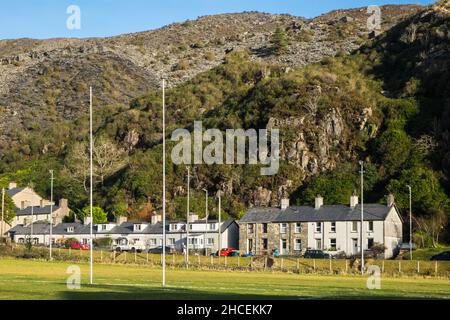 Terrassiert, Häuser, Gehäuse, Eigentum, Unterkunft, Haus, in, Rugby, Beiträge, Stellplatz, AT, Bro Ffestiniog, Rugby Club, in, Blaenau Ffestiniog, ist, a, Stadt, in, Gwynedd, Wales. Einst ein Schieferbergbau-Zentrum, es verlässt sich jetzt viel auf Touristen, zum Beispiel auf die Ffestiniog Eisenbahn gezogen, und, Llechd, Wedd und Slow World Sehenswürdigkeiten, die Entwicklung der Tiefseeid. 12.000 Aber mit dem Rückgang der Nachfrage nach Schiefer fiel. Stockfoto