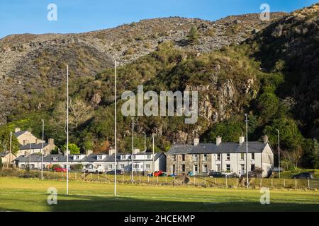 Terrassiert, Häuser, Gehäuse, Eigentum, Unterkunft, Haus, in, Rugby, Beiträge, Stellplatz, AT, Bro Ffestiniog, Rugby Club, in, Blaenau Ffestiniog, ist, a, Stadt, in, Gwynedd, Wales. Einst ein Schieferbergbau-Zentrum, es verlässt sich jetzt viel auf Touristen, zum Beispiel auf die Ffestiniog Eisenbahn gezogen, und, Llechd, Wedd und Slow World Sehenswürdigkeiten, die Entwicklung der Tiefseeid. 12.000 Aber mit dem Rückgang der Nachfrage nach Schiefer fiel. Stockfoto