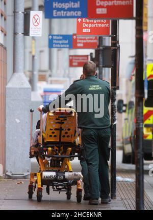 London, Großbritannien. 28th Dez 2021. Im Royal London Hospital kommen immer mehr Patienten an, da die Zahl der Covid-Patienten steigt. Es gab 113.628 Fälle am Weihnachtstag. Es wurde auch bekannt, dass es 103.558 am Boxing Day und 98.515 im letzten 24-Stunden-Zeitraum gab. Es gibt auch einen großen Rückstand von Patienten, die auf Routineoperationen warten, und einige Krankenhauspersonal ist krank. Kredit: Mark Thomas/Alamy Live Nachrichten Stockfoto