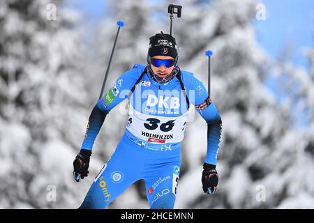 Simon DESTHIEUX (FRA), Aktion, Einzelbild, Einzelmotiv beschnitten, Halbfigur, Halbfigur. IBU Biathlon Weltcup in Hochfilzen 10 km Sprint der Männer am 10th. Dezember 2021. In Hochfilzen/Pillersee, Saison 2021/21. Stockfoto