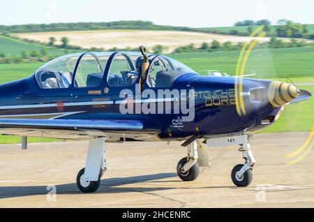 Französische Luftwaffe, Armee De L'Air, Kartusche-Dore-Display-Team, fliegen Flugzeuge des Typs Socata TB-30 Epsilon. Auf der Duxford Airshow, Cambridgeshire, Großbritannien. Rolling in Stockfoto