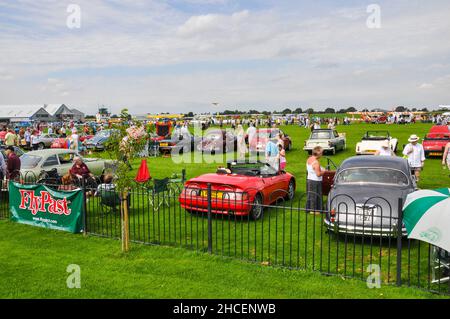 Sywell Jubilee Airshow 2012, im Sywell Aerodrome, Northamptonshire, Großbritannien. Beschäftigt mit Menschen und Oldtimern Stockfoto