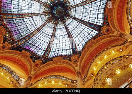 Die im Jugendstil gehaltene Buntglaskuppel im Pariser Flaggschiff-Kaufhaus der Pariser Galerien Lafayette wurde 1912 erbaut. Stockfoto