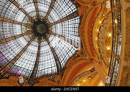 Die im Jugendstil gehaltene Buntglaskuppel im Pariser Flaggschiff-Kaufhaus der Pariser Galerien Lafayette wurde 1912 erbaut. Stockfoto