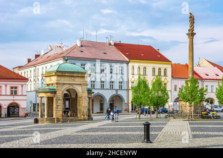 Jicin im Böhmischen Paradies, Královéhradecký kraj, Tschechische Republik: Historische Architektur von Laubenhäusern, Krönungsbrunnen und Mariensäule. Stockfoto