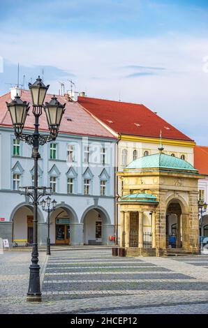 Jičín im Böhmischen Paradies, Královéhradecký kraj, Tschechische Republik: Historische Architektur von Laubenhäusern, Krönungsbrunnen und Kerzenleuchter. Stockfoto