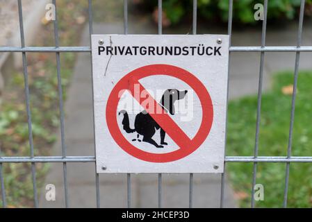 Nahaufnahme eines nicht-hundespazierenden und privaten Anwesens auf einem Metallzaun Stockfoto