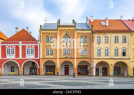 Jičín im Böhmischen Paradies, Královéhradecký kraj, Tschechische Republik: Historische Stadthaus-Architektur am Wallenstein-Platz, dem lokalen Stadtplatz. Stockfoto