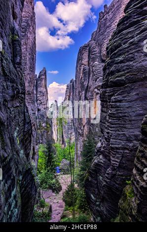 Wanderweg entlang und zwischen den Prachov Felsen (Prachovske Skaly), Böhmisches Paradies (Cesky Raj), Kralovehradecky kraj, Tschechische Republik. Stockfoto