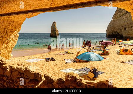 Praia do Carvalho aus der Höhle bei der Treppe Carvoeiro Portugal Stockfoto