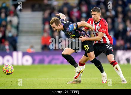 Harry Kane von Tottenham Hotspur (links) und Jan Bednarek von Southampton kämpfen während des Spiels der Premier League im St. Mary's Stadium in Southampton um den Ball. Bilddatum: Dienstag, 28. Dezember 2021. Stockfoto