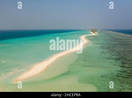 Luftaufnahme einer tropischen Insel mit einer Sandbank, umgeben von türkisfarbenem Wasser. Insel Dhigurah, Malediven. Stockfoto