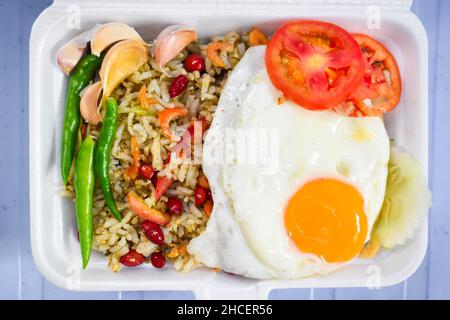 Berühmter Tee- und Reissalat namens Laphet htamin. Das beste Street Food in Asien, Myanmar. Stockfoto