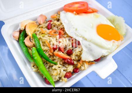 Berühmter Tee- und Reissalat namens Laphet htamin. Das beste Street Food in Asien, Myanmar. Stockfoto