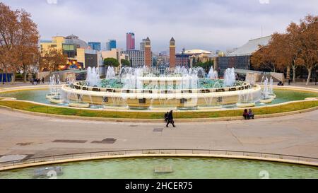 Blick auf die Majicas Brunnen von Montjuic mit den venezianischen Türmen im Hintergrund, Barcelona, Spanien Stockfoto