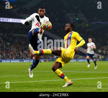 LONDON, England - DEZEMBER 26:Emerson Royal von Tottenham Hotspur schlägt Tyrick Mitchell von Crystal Palace während der Premier League zwischen Tottenham Hotspu Stockfoto