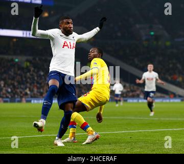 LONDON, England - DEZEMBER 26:Emerson Royal von Tottenham Hotspur schlägt Tyrick Mitchell von Crystal Palace während der Premier League zwischen Tottenham Hotspu Stockfoto