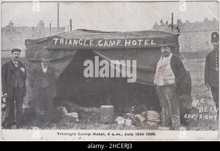 'Tergle Camp Hotel, 4:00 Uhr, 16th 1906. Juli': Postkarte der 'Plaistow Land Grabber' mit einem Polizisten. 1906 besetzte eine Gruppe von Männern, angeführt von Benjamin Cunningham, Brachland im Besitz der West Ham Corporation und begann, es zu kultivieren. Der "Landraub" war Teil eines Protestes gegen die steigende Arbeitslosigkeit nach dem Ende des Burenkrieges und wurde von dem Politiker will Crook, dem Dramatiker George Bernard Shaw und dem Autor Henry Rider Haggard unterstützt Stockfoto