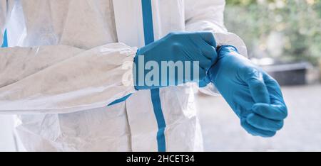 pflegekraft trägt bei der Arbeit einen medizinischen Latexhandschuh, um eine Corona COVID-19- und SARS-Infektion während einer Coronavirus-Pandemie zu verhindern Stockfoto