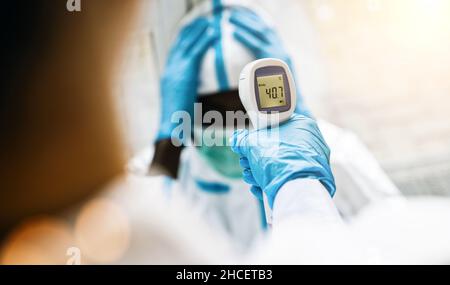 FEvers messen die Stirn per Infrarot bei einem Covid-19-Patienten in einer Klinik während der Coronavirus-Epidemie Stockfoto