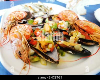 Nahaufnahme von köstlichen Meeresfrüchten auf dem weißen Teller Stockfoto