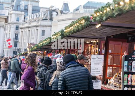 London, Großbritannien. 28th Dez 2021. Ein Weihnachtsmarkt im Trafalgar Square London zieht Besucher während der Weihnachtsfeiertage an. Kredit: Ian Davidson/Alamy Live Nachrichten Stockfoto