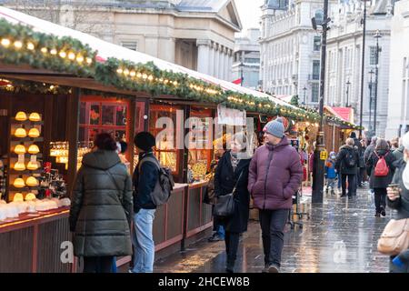 London, Großbritannien. 28th Dez 2021. Ein Weihnachtsmarkt im Trafalgar Square London zieht Besucher während der Weihnachtsfeiertage an. Kredit: Ian Davidson/Alamy Live Nachrichten Stockfoto