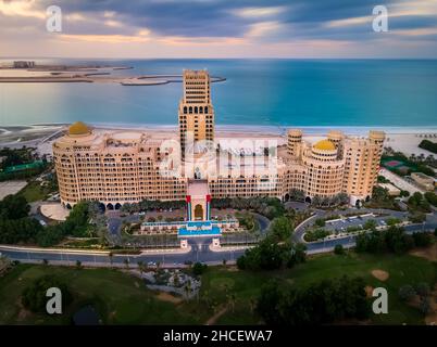 RAS Al Khaimah, Vereinigte Arabische Emirate - 4. Dezember 2021: Waldorf Astoria Hotel und Resort in Ras al Khaimah in der Nähe von Al Hamra Dorf Luftaufnahme Stockfoto