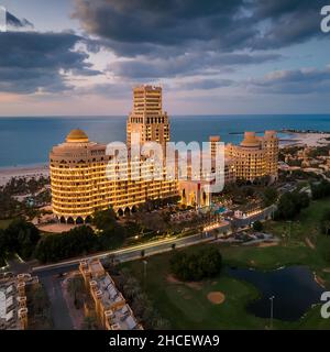 RAS Al Khaimah, Vereinigte Arabische Emirate - 4. Dezember 2021: Waldorf Astoria Hotel und Resort in Ras al Khaimah in der Nähe von Al Hamra Dorf Luftaufnahme an der Sonne Stockfoto