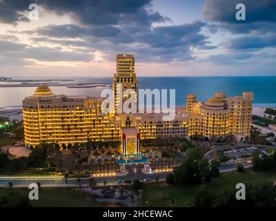 RAS Al Khaimah, Vereinigte Arabische Emirate - 4. Dezember 2021: Waldorf Astoria Hotel und Resort in Ras al Khaimah in der Nähe von Al Hamra Dorf Luftaufnahme an der Sonne Stockfoto
