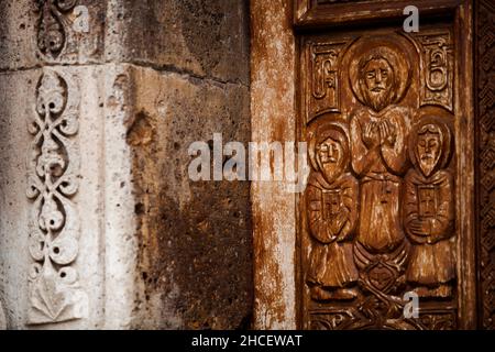 Alte geschnitzte Steine des Klosters Gandzasar in der republik Berg-Karabach (Arzakh) Stockfoto