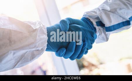 Reinigungs- oder Ärztehandschlag. Erfolgreiches medizinisches Händeschütteln nach der Coronavirus-Epidemie (Coivd-19). Geschäftspartnerschaft medizinisches Konzeptbild Stockfoto