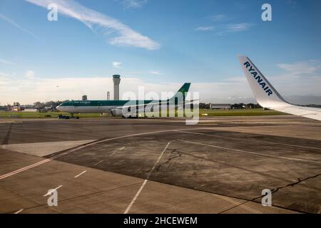 Blick von innen auf einen Ryanair-Flug zu einem Aer lingus-Flugzeug auf dem Rollweg am Flughafen Dublin, Dublin, Irland Stockfoto