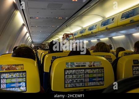 Das Kabinenpersonal führt die Sicherheitsdemonstration an Bord eines Ryanair-Fluges, des Airbus A380, durch Stockfoto