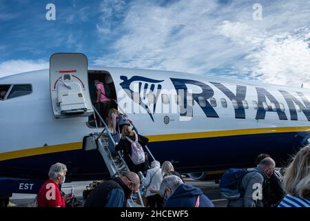 Passagiere, die am Flughafen Dublin, Dublin, Irland, ein Ryanair-Flugzeug auf der Asphaltbahn besteigen Stockfoto