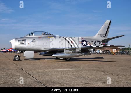 North American F-86A Sabre in Duxford, Großbritannien. United States Air Force 1950s Kampfflugzeug auf dem Vorfeld für Airshow. Früher klassischer Jet Stockfoto