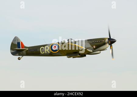 Supermarine Spitfire Mk. XVI Kampfflugzeug TD248, G-OXVI. Spitfire LF XVIE, LF 16E späteres Kriegsmodell Spitfire, klettert nach dem Start Stockfoto