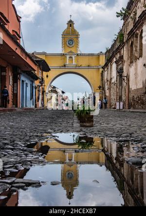 Santa Catalina Arch Reflection, Antigua, Guatemala Stockfoto