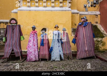 Traditionell gekleidete Schaufensterpuppen außerhalb des Klosters La Merced, Antigua, Guatemala Stockfoto