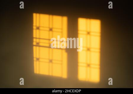 Licht aus einem Fenster an der Wand Stockfoto