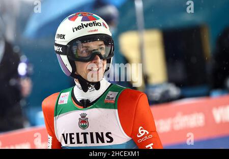 Oberstdorf, Deutschland. 28th Dez 2021. Nordisches Skifahren/Skispringen: Weltcup, Vierschanzentournee. Simon Ammann aus der Schweiz reagiert nach seinem Qualifikationssprung. Quelle: Daniel Karmann/dpa/Alamy Live News Stockfoto