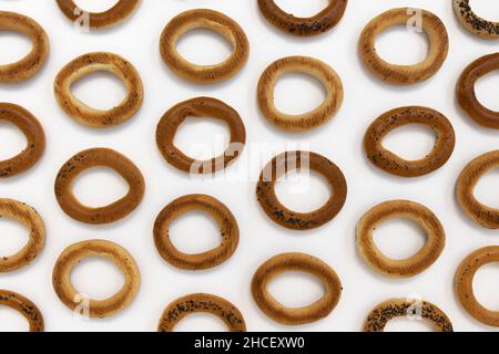 Bagels mit Mohn isoliert auf weißem Hintergrund, Draufsicht, Lebensmittelbäckerei-Konzept Stockfoto