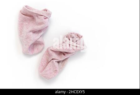 Paar abgenutzte Socken isoliert auf weißem Hintergrund, rosa Baumwollsocken, , Draufsicht Stockfoto